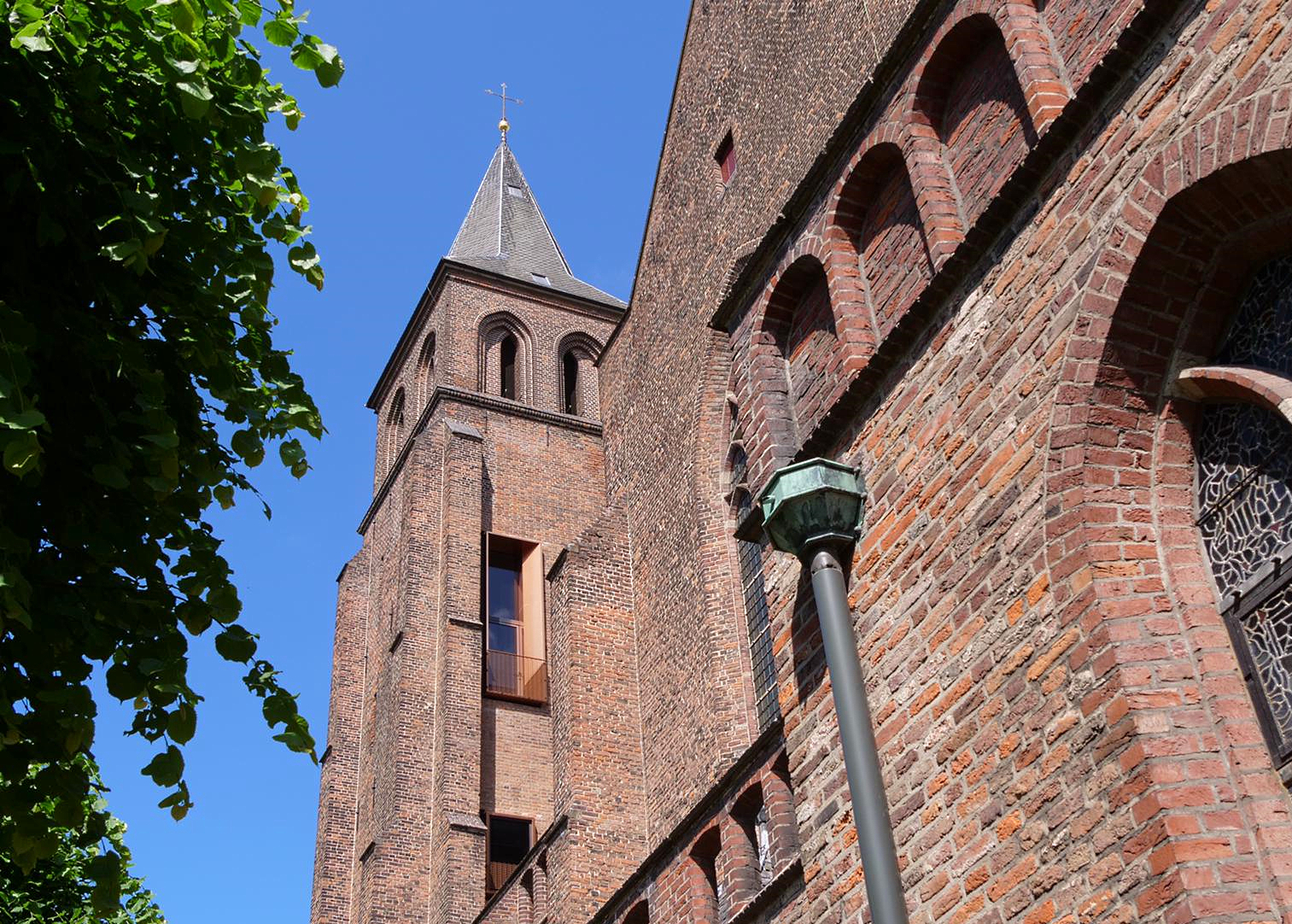 St. Walburgiskerk | Zuidtoren | Balkon en venster rosé koper